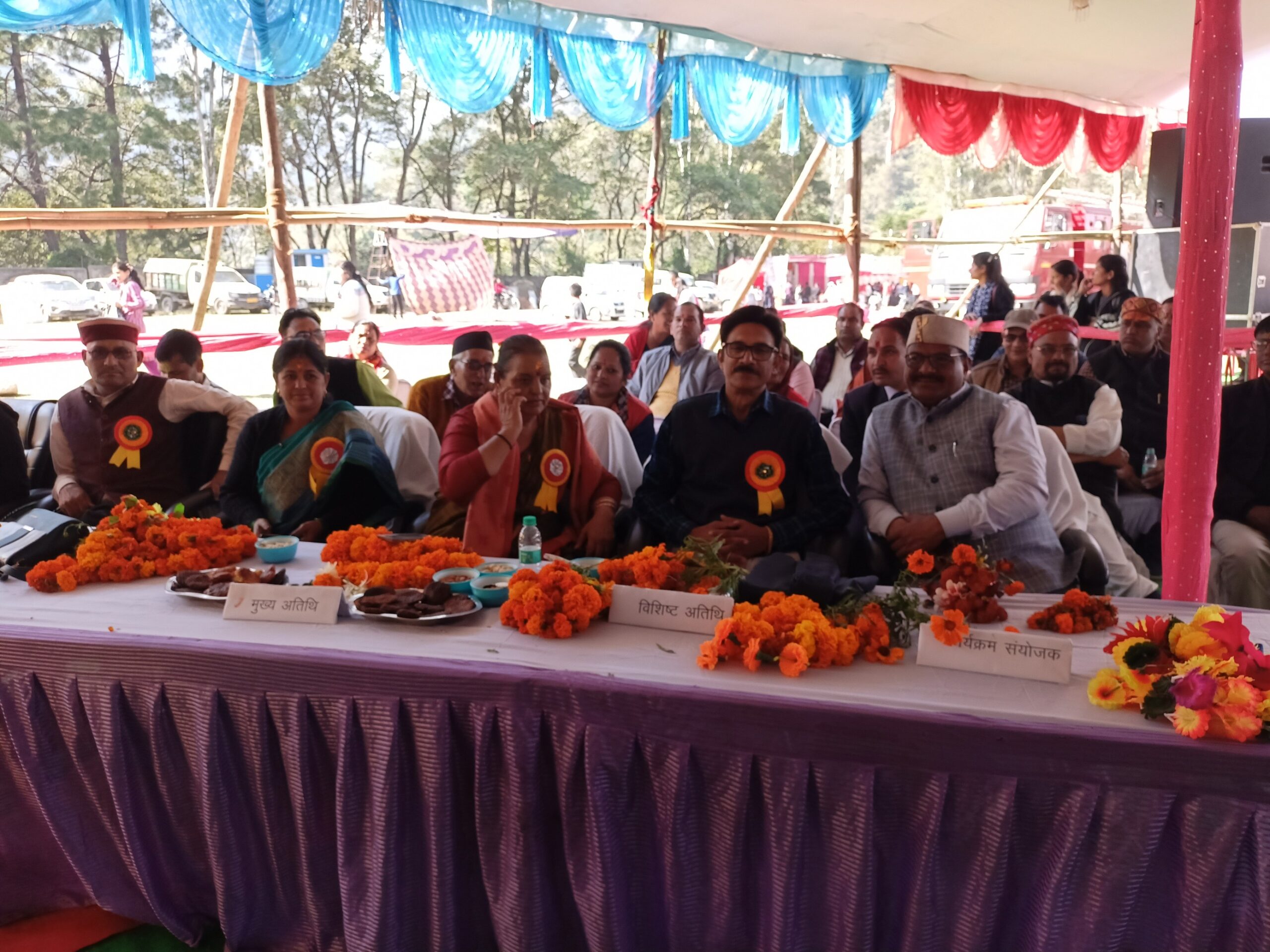 मंचासीन मुख्य अतिथि