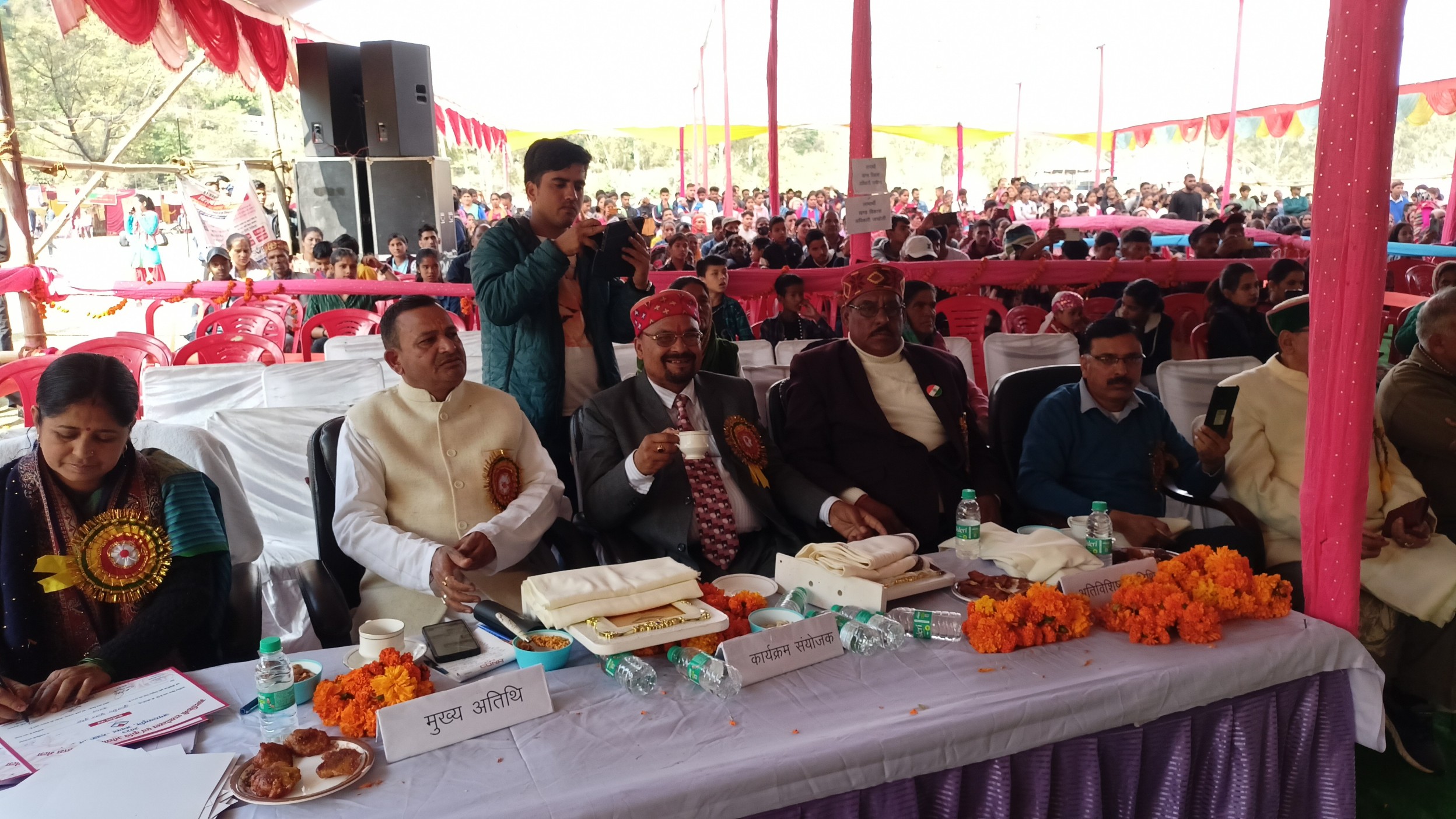 मंचासीन मुख्य अतिथि