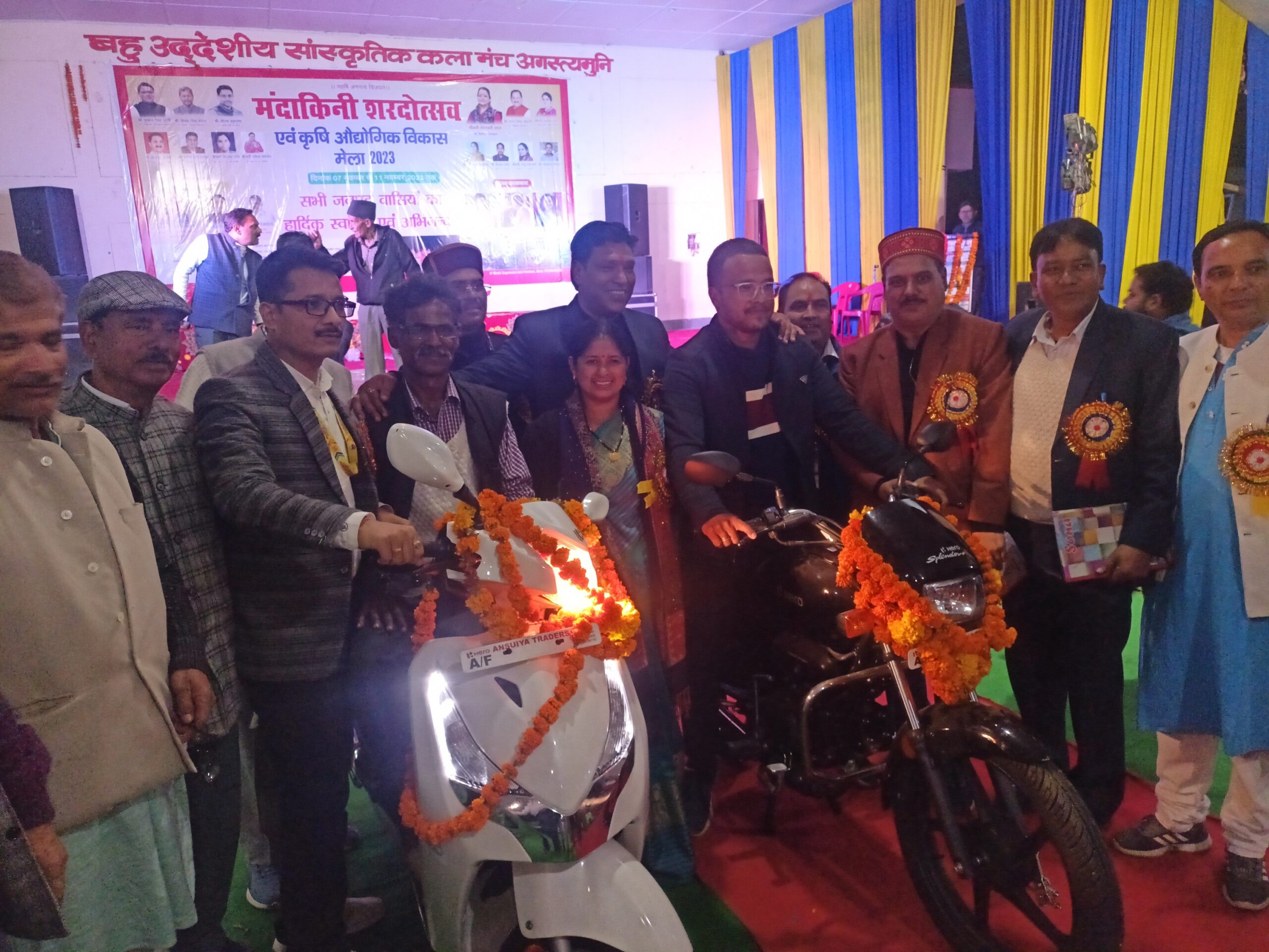 मोटरसाइकिल और स्कूटी विजेता अपने पुरस्कार के साथ